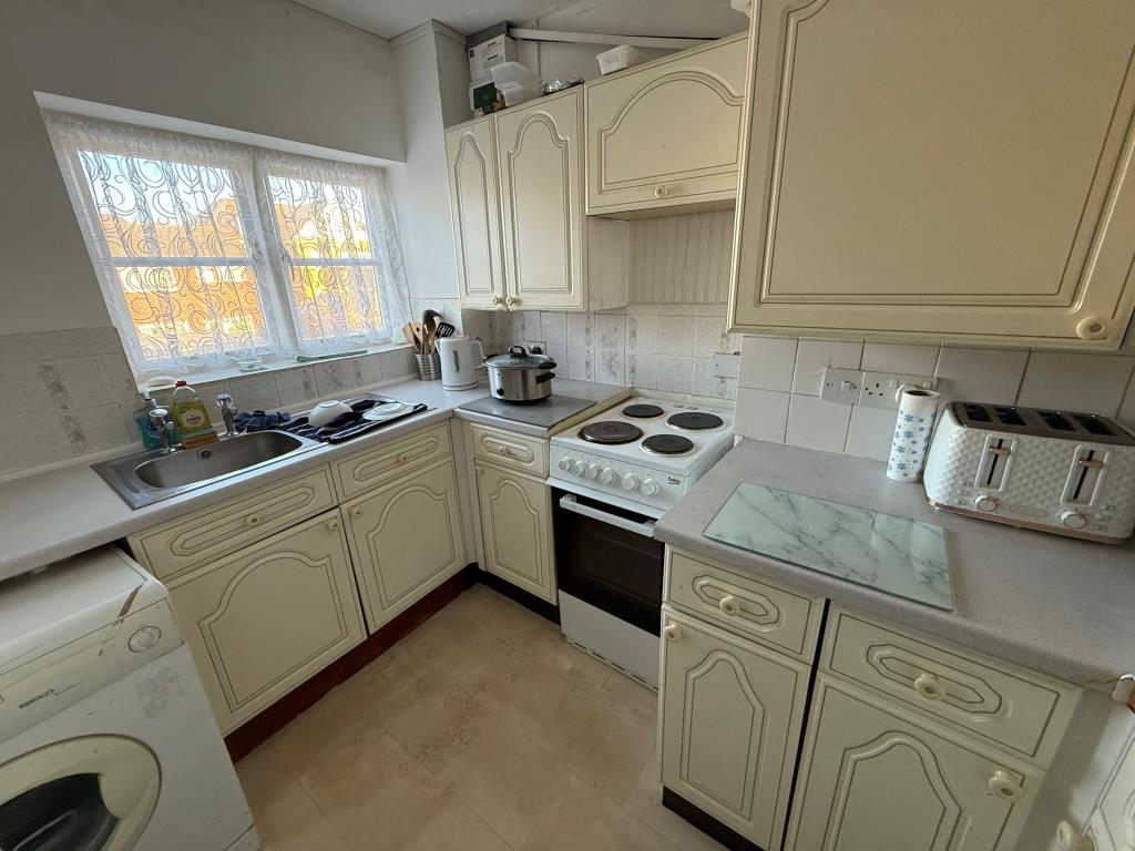 Lot: 140 - FLAT FOR INVESTMENT - Kitchen